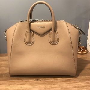 Givenchy Antigona medium in pebble leather